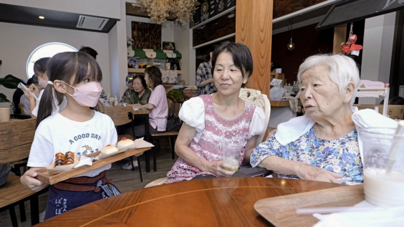 bà Eiko Hosokawa và mẹ tại Anki Cafe bà Eiko Hosokawa và mẹ tại Anki Cafe